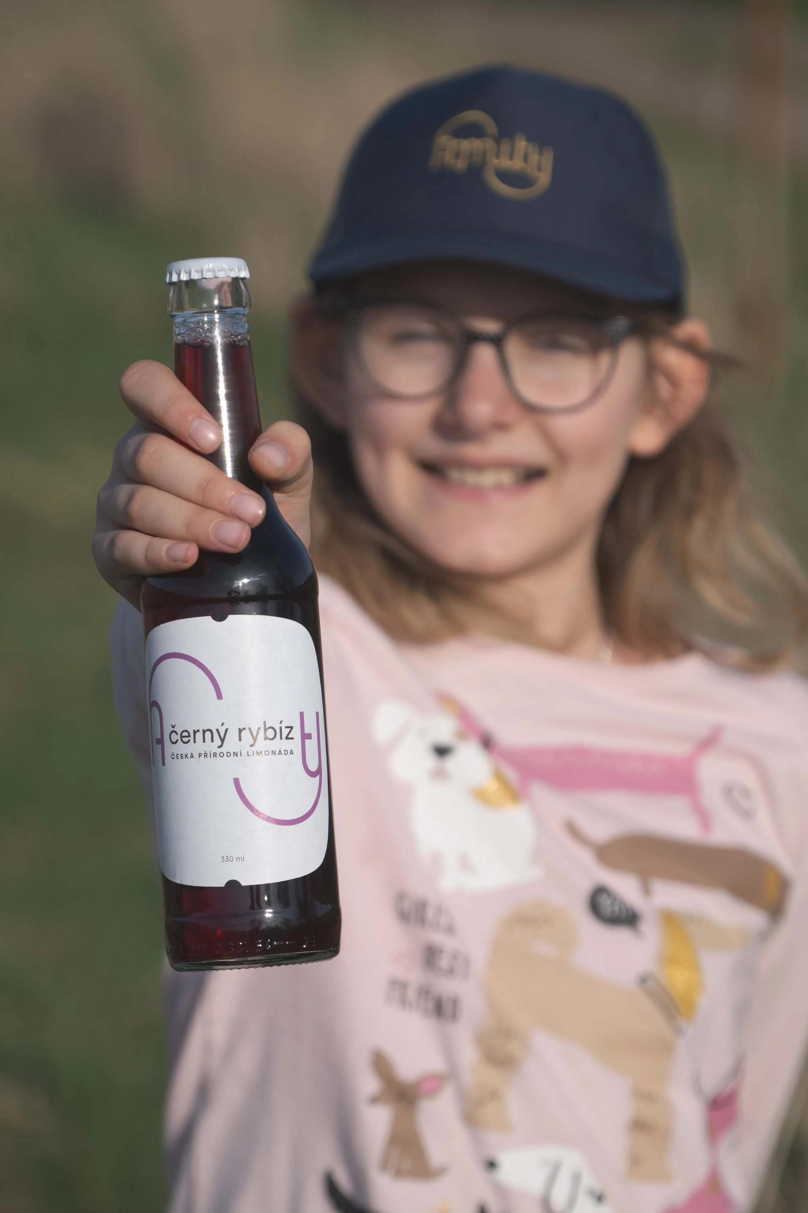 Osvěžující řemeslná limonáda z černých bobulí bez chemie a stáčená do vratných lahví.