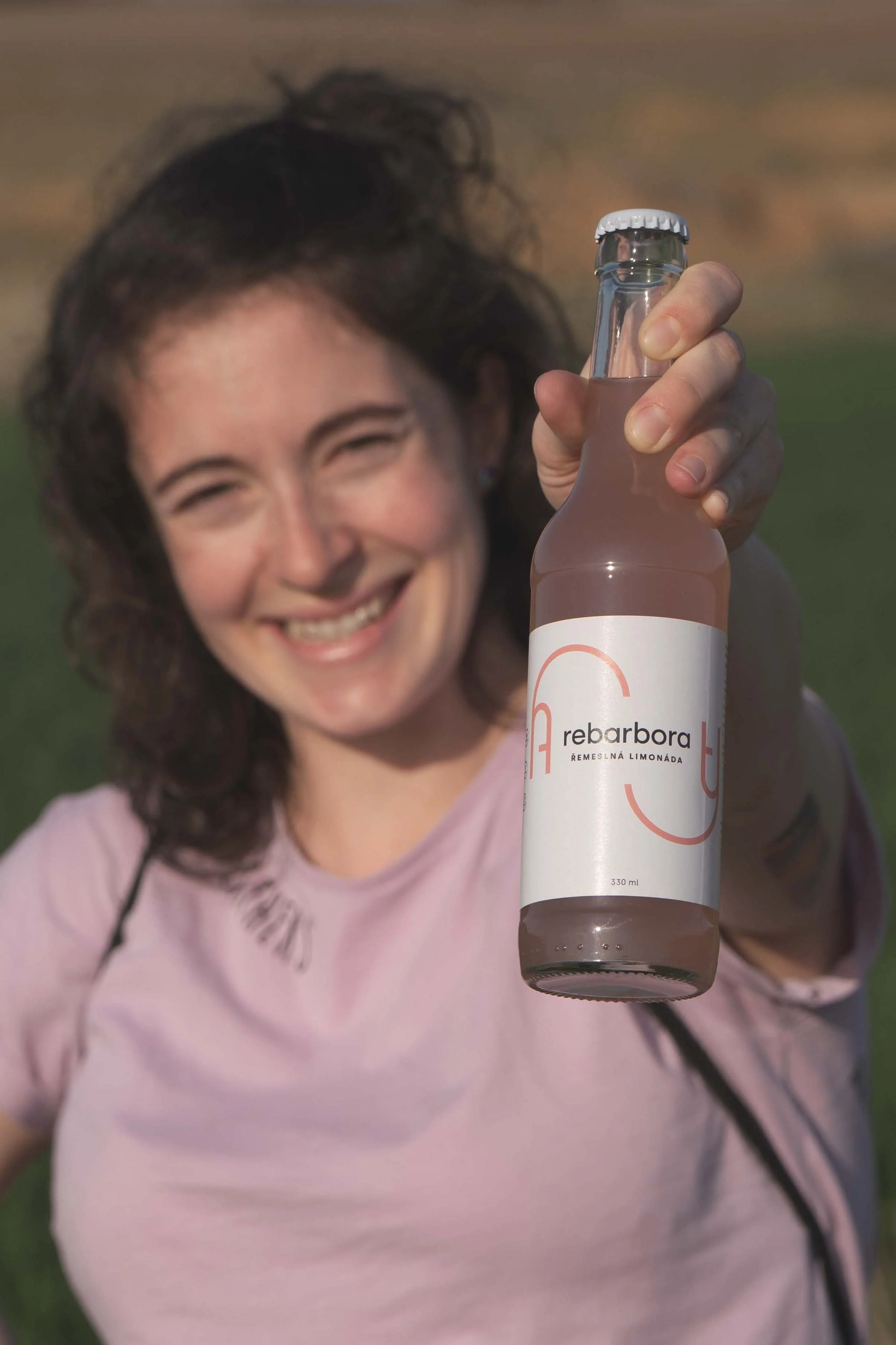 Rebarborová limonáda Amity – přírodní řemeslná limonáda z rebarbory a citronu. Jemně perlivá, osvěžující, bez umělých sladidel a konzervantů.