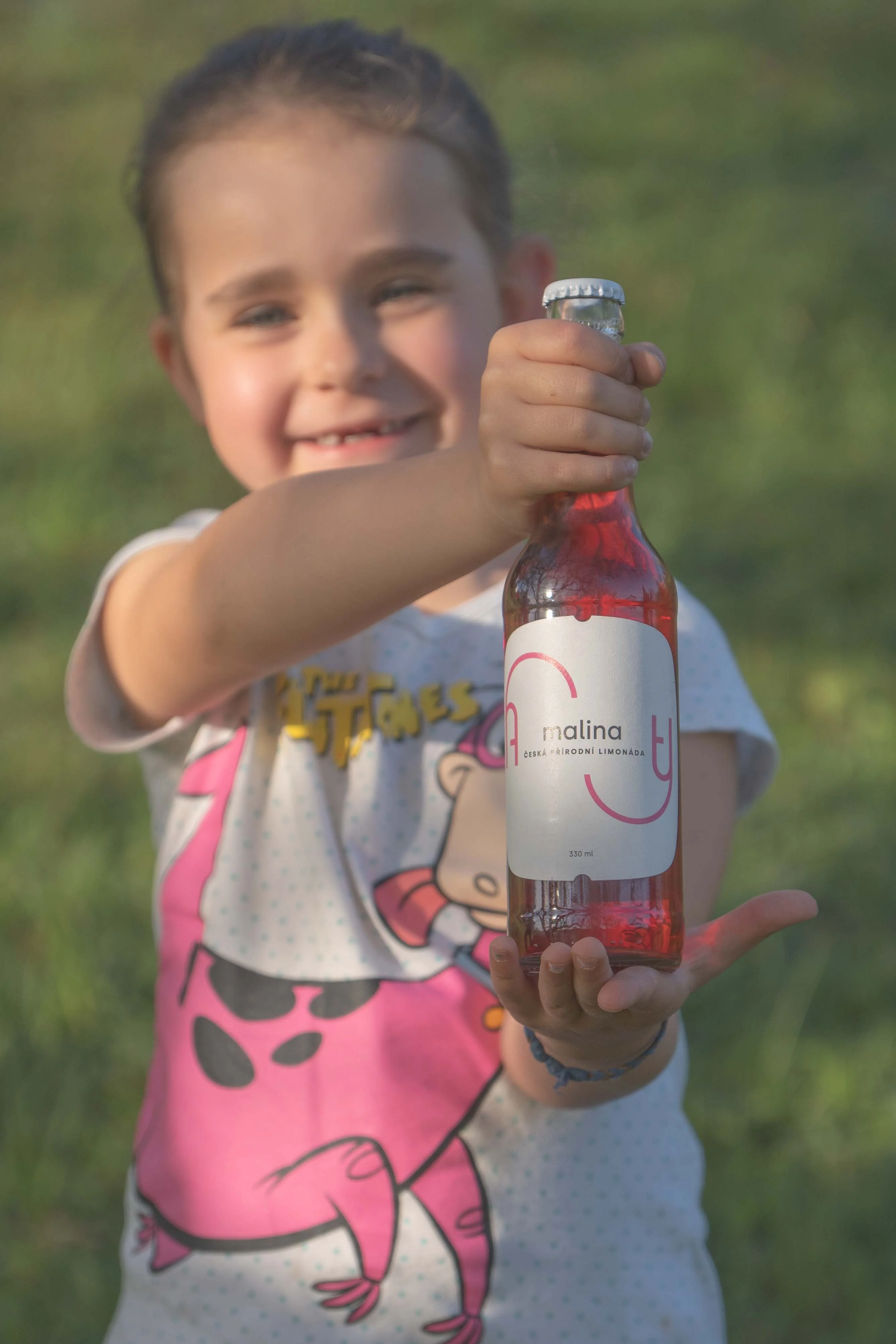 Amity přírodní malinovka vás vrátí do dětství. Klasická červená limonáda  s férovým ovocným podílem, doladěná výluhem z BIO ibišku a máty.