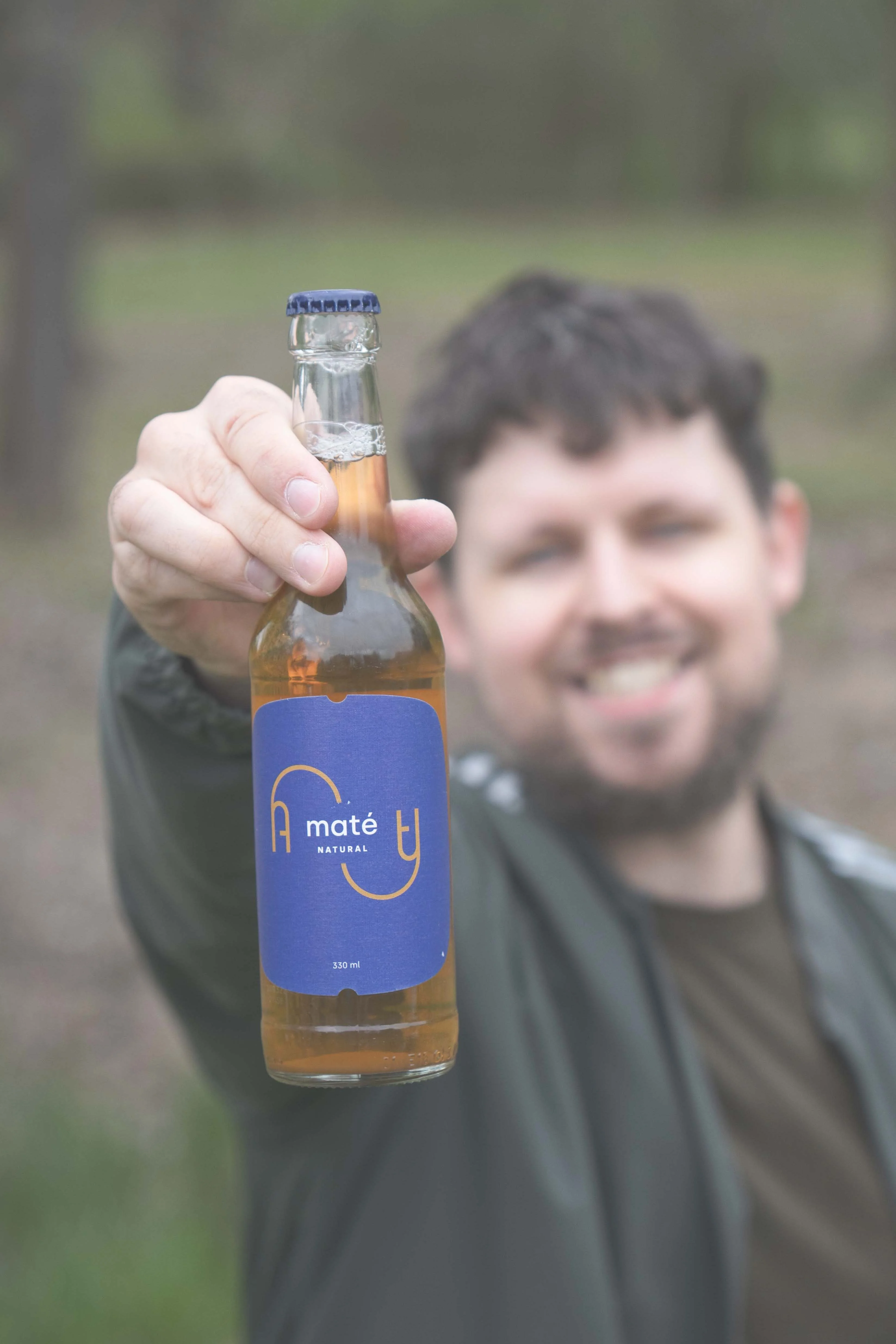 Povzbuzující nápoj plný jihoamerické rostliny Yerba Maté. Nepřeslazený, plný kofeinu, vitamínů a minerálů. Velmi specifické a lehce návykové chuti.