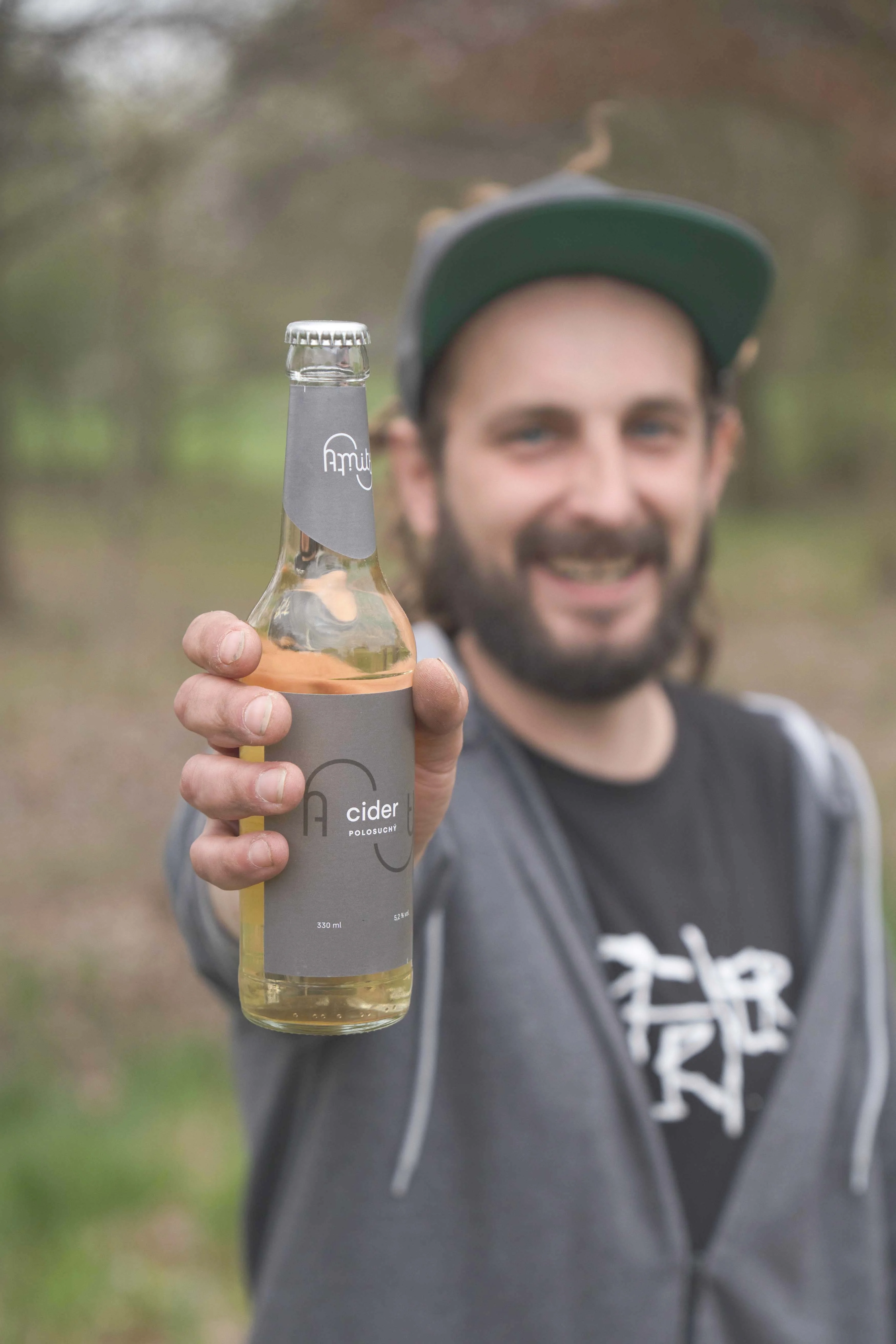 Řemeslný Polosuchý cider s výraznou kyselinkou a jemně trpkým dozvukem.  Přestože je vyroben českýma rukama, tak se dá nazvat anglickou klasikou.