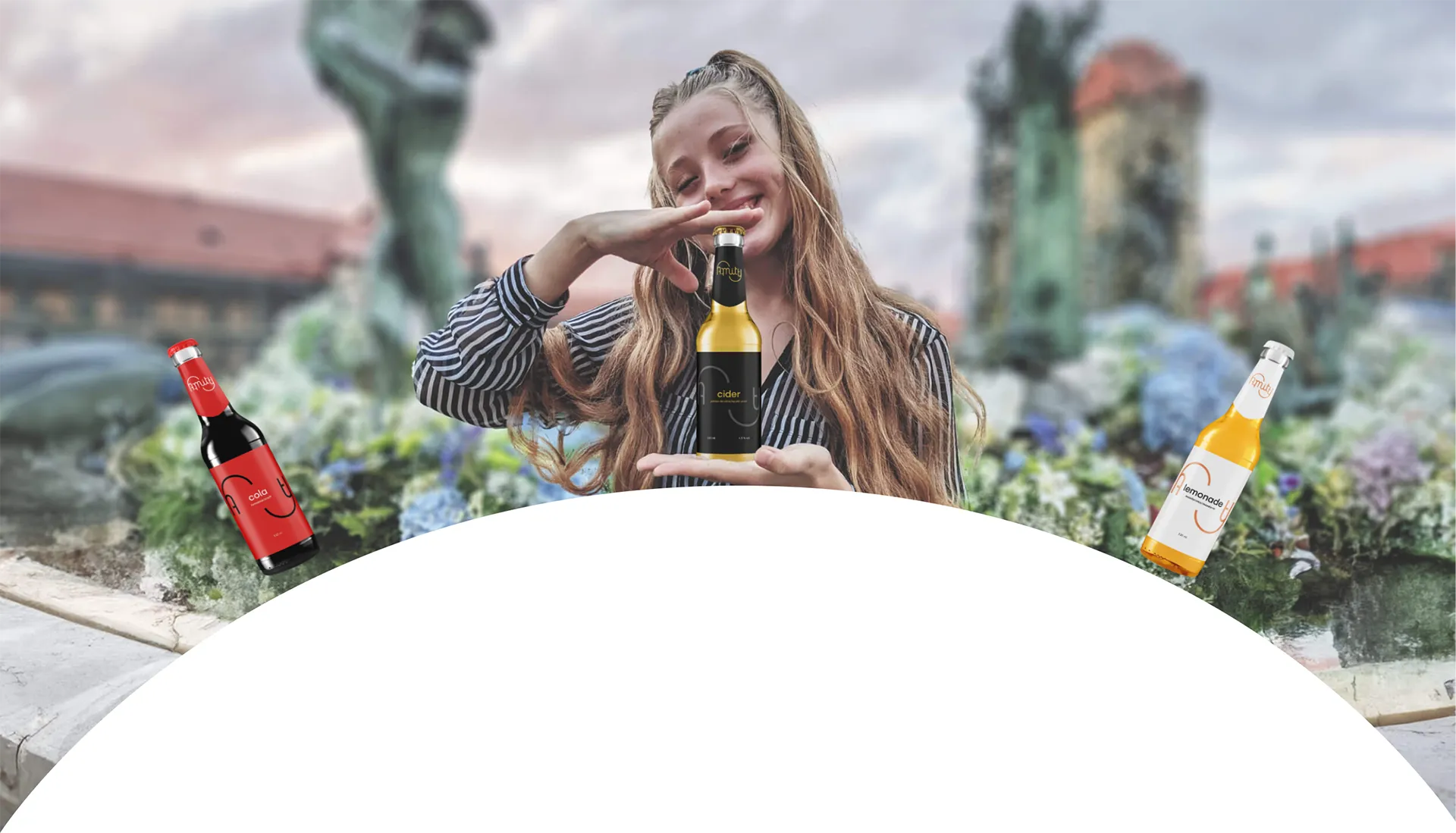 Žena držící lahev Amity Drinks cideru