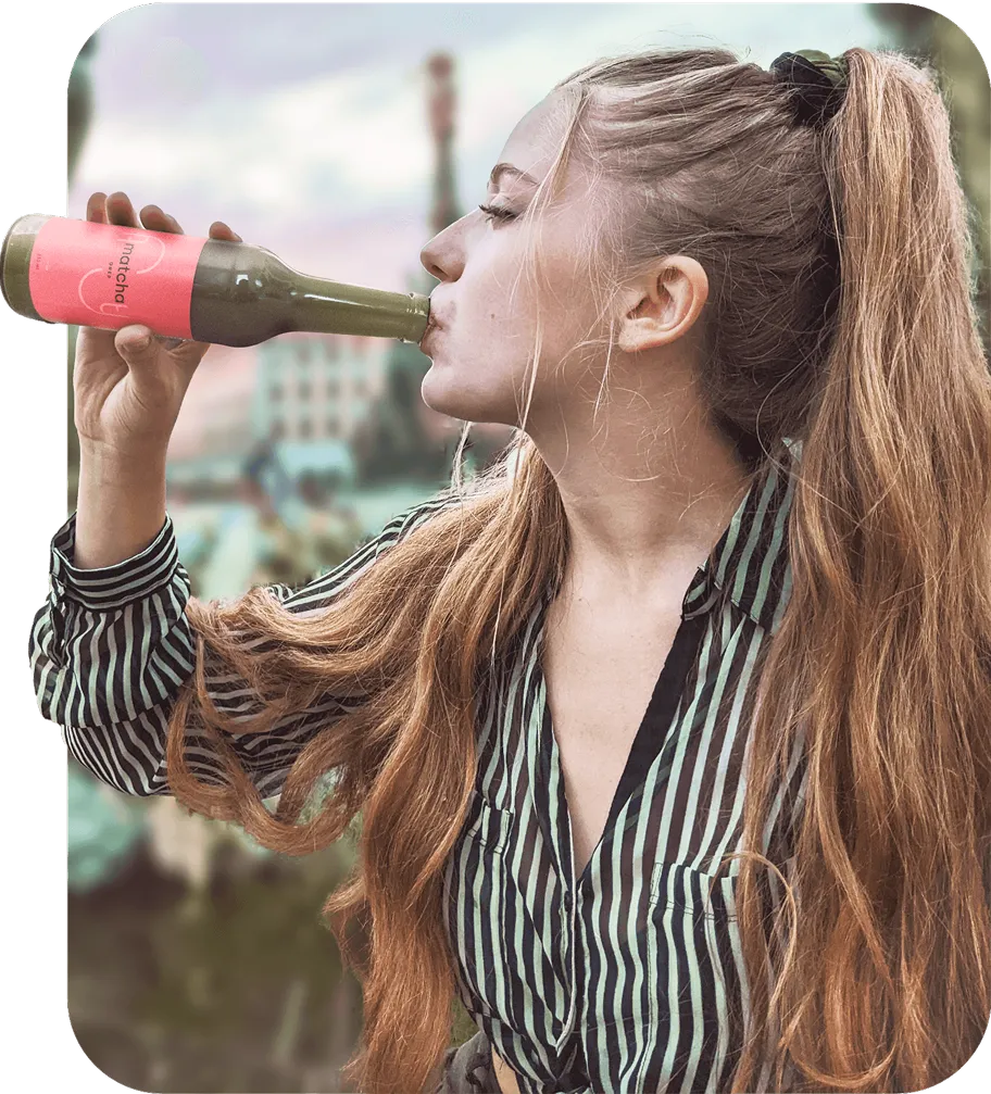 Žena pijící Amity Drinks limonádu